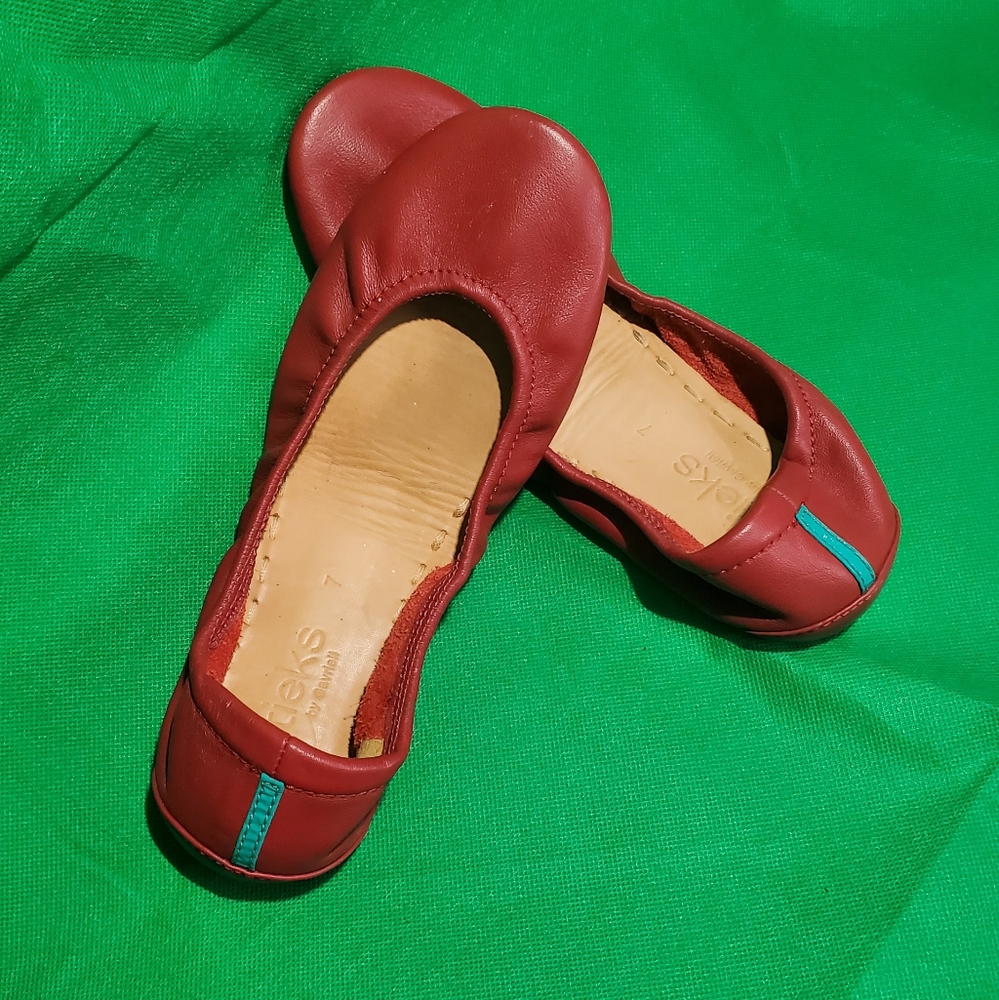 Tieks, Red 7